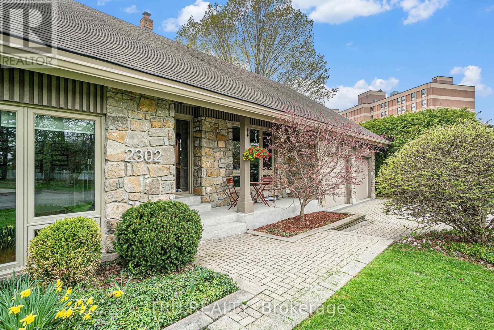 2302 Fox Crescent, Ottawa, Ontario  K2B 7K6 - Photo 4 - X12137594