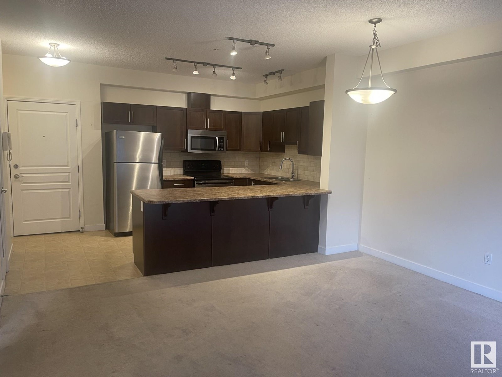 Property at #105 2035 GRANTHAM COURNT NW image 4
