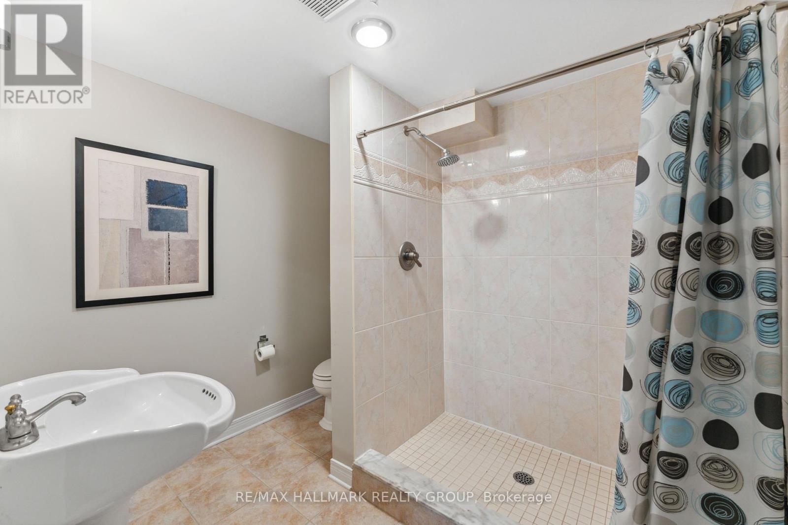 104 Meadowcroft Crescent, Ottawa, Ontario  K1J 1H1 - Photo 32 - X12135869