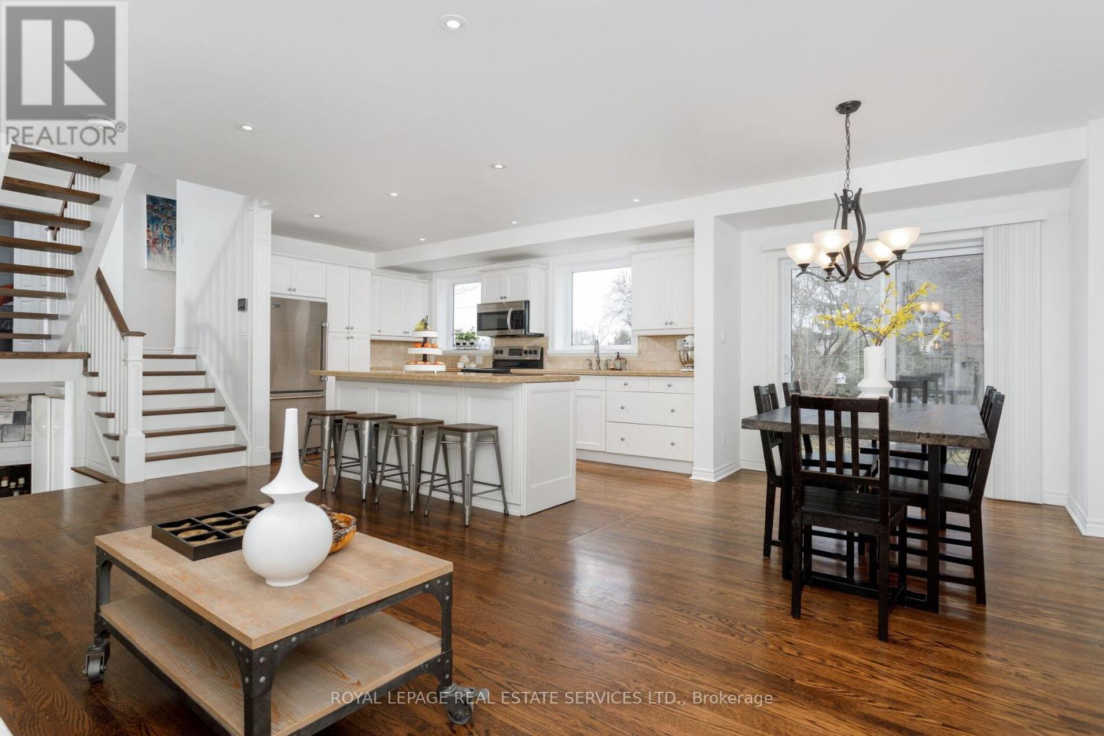 2088 Saxon Road, Oakville, Ontario  L6L 2V2 - Photo 2 - W12054941