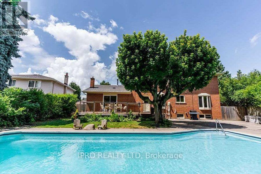 42 Hillside Drive, Brampton, Ontario  L6S 1A3 - Photo 49 - W12134226