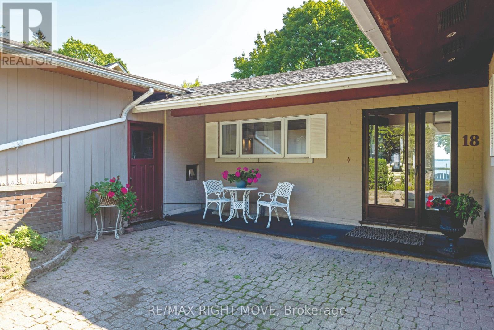 18 Maple Drive, Orillia, Ontario  L3V 3W2 - Photo 2 - S12137443