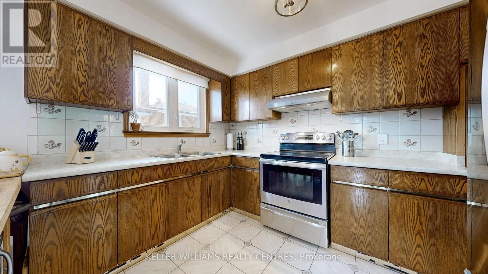 2461 Hensall Street E, Mississauga, Ontario  L5A 2T1 - Photo 10 - W12137398