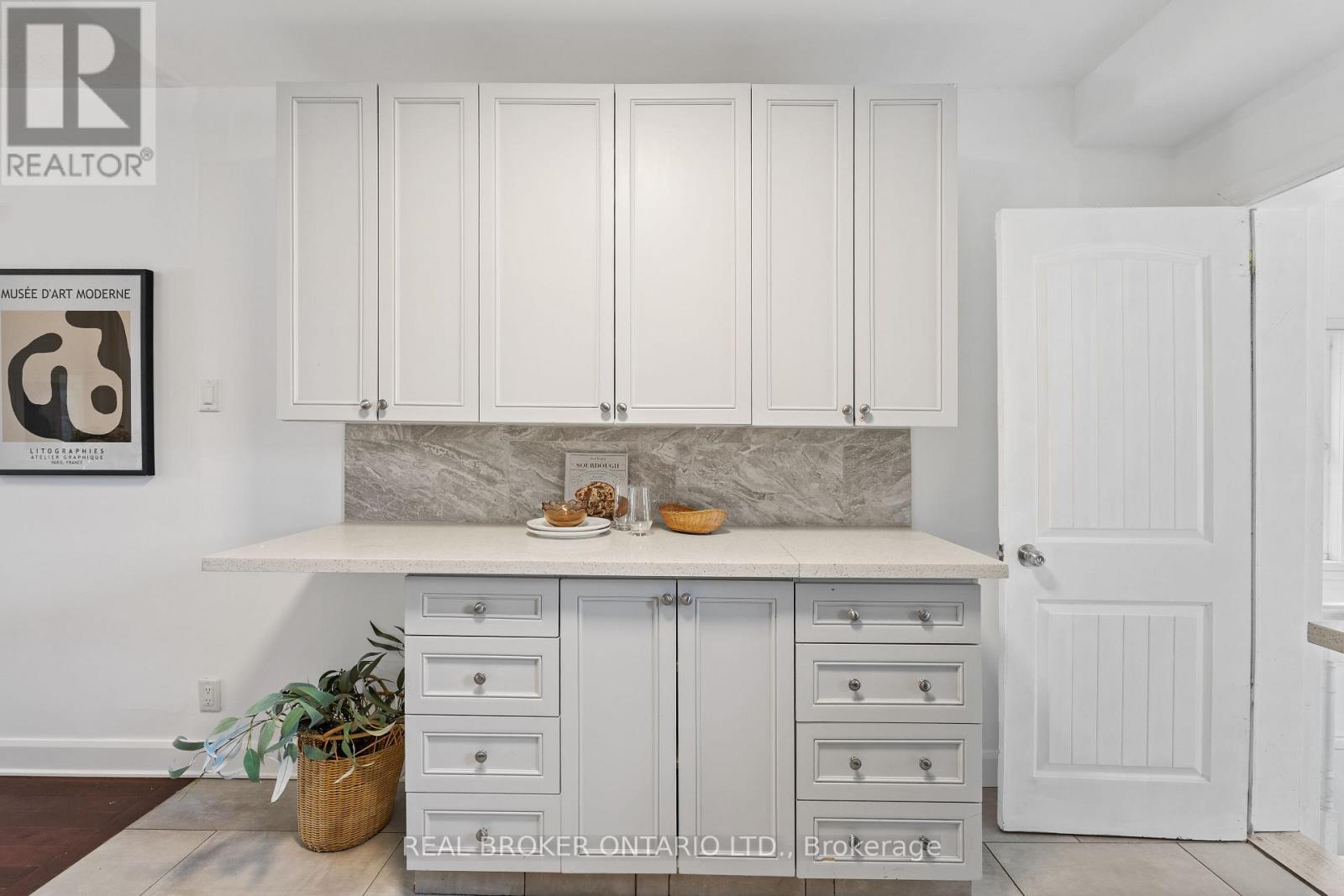 26 Bowie Avenue, Toronto, Ontario  M6E 2P1 - Photo 10 - W12137434