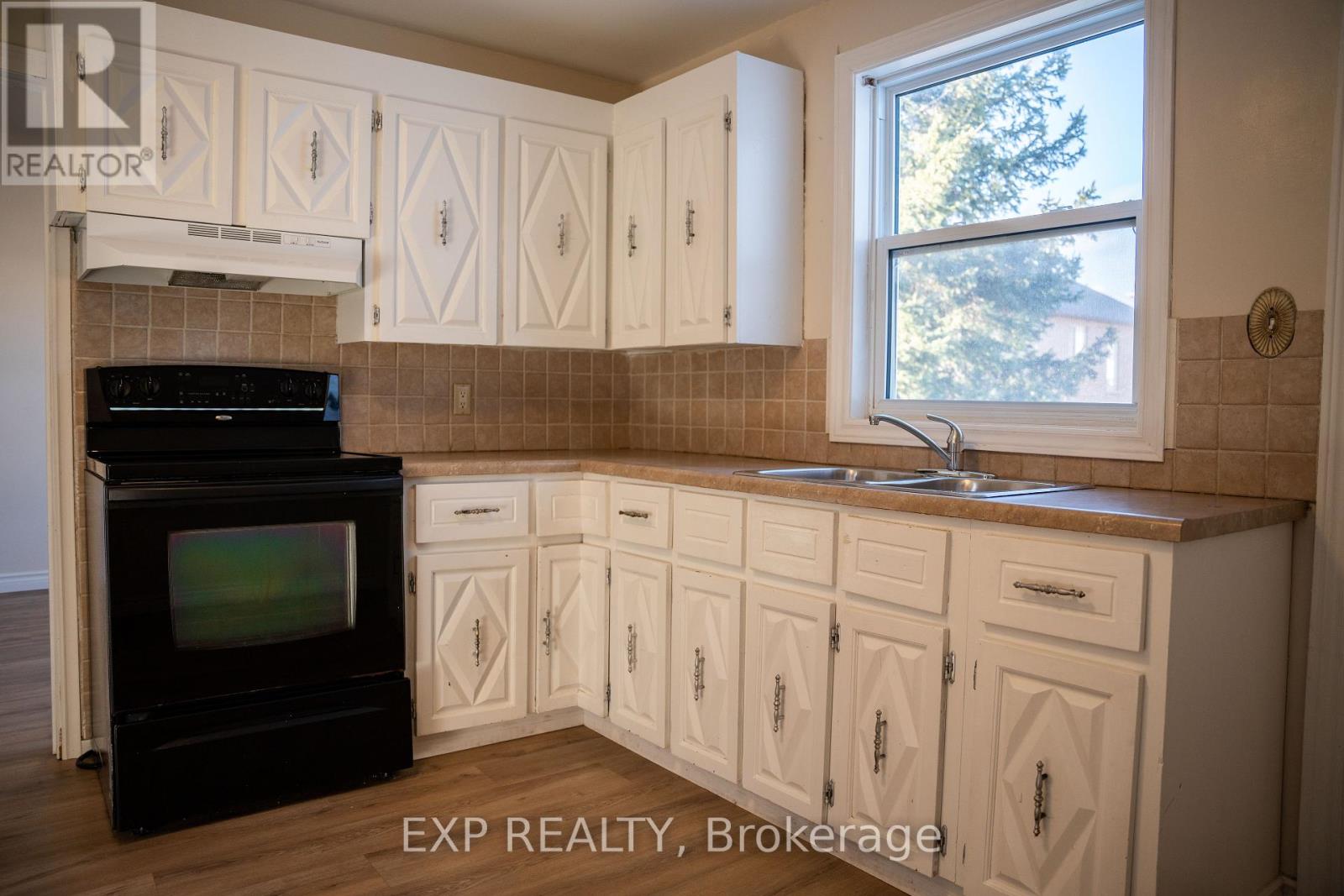 Property at 250 HIGHLAND ROAD W image 5