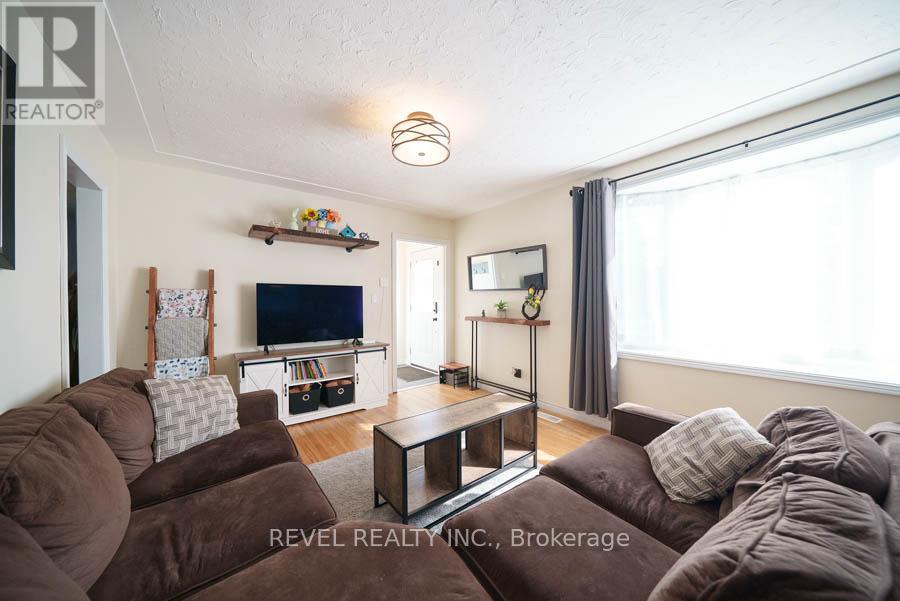 36 James Avenue, Brantford, Ontario  N3S 6Y3 - Photo 5 - X12137486