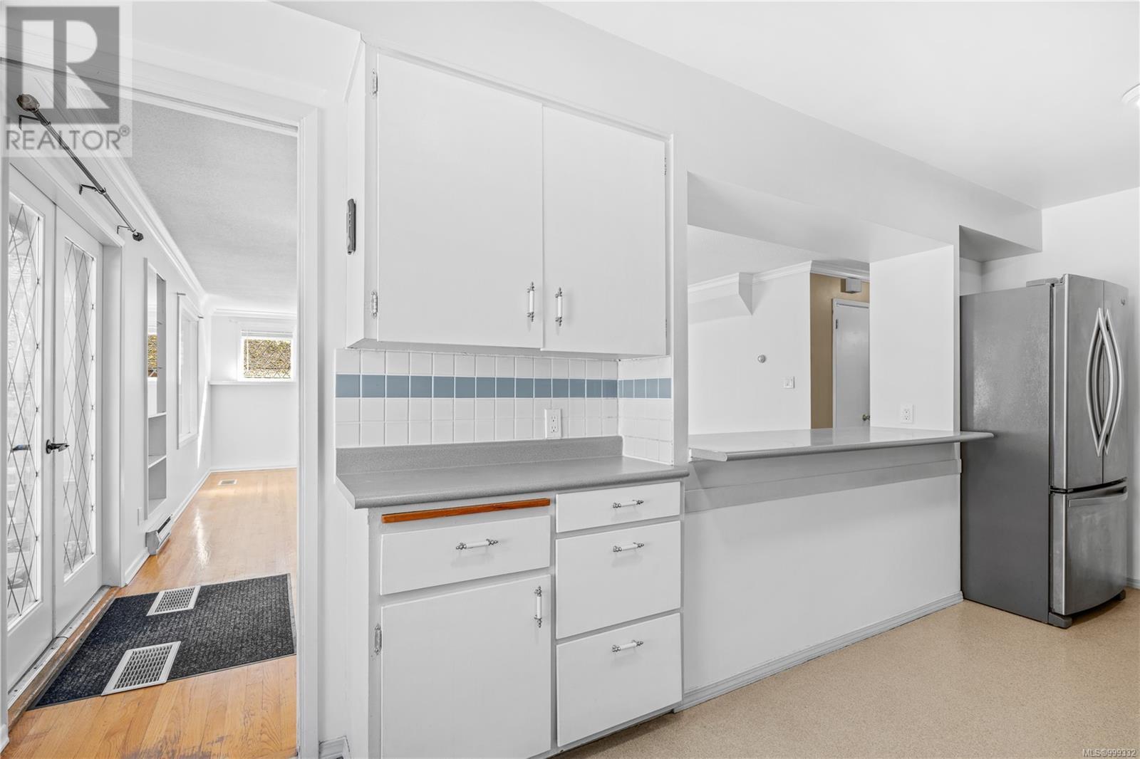 Property at 4815 Cordova Bay Rd image 2