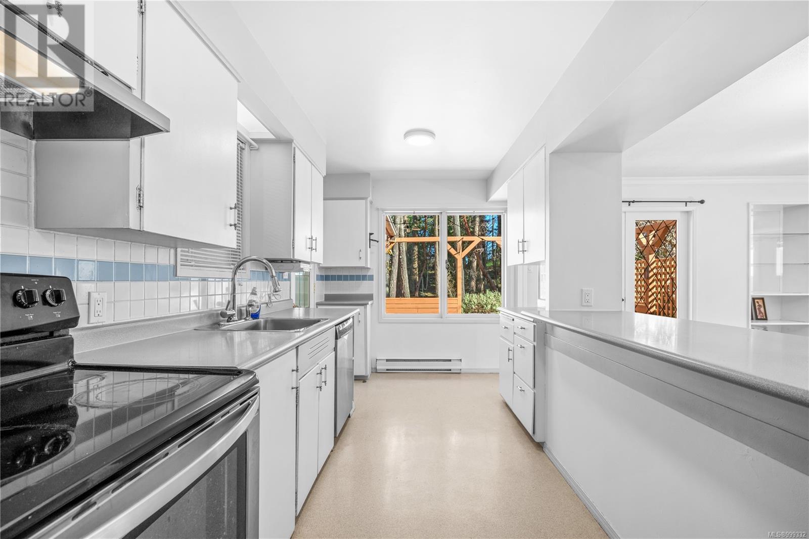 Property at 4815 Cordova Bay Rd image 3