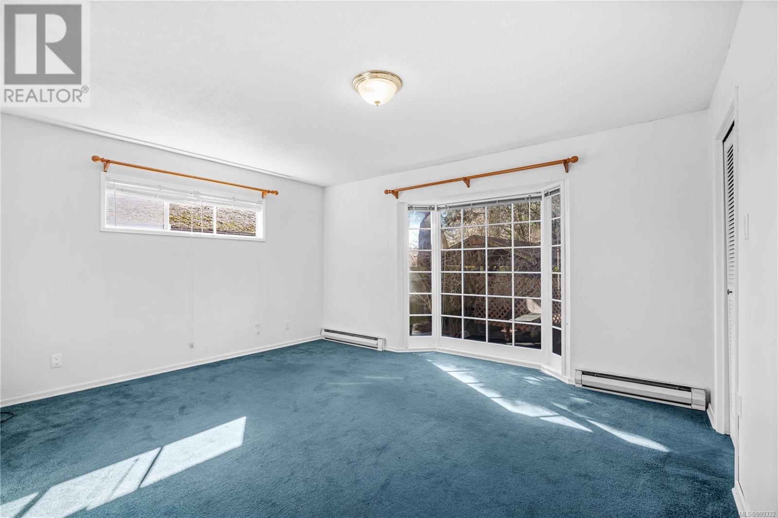 Property at 4815 Cordova Bay Rd image 4