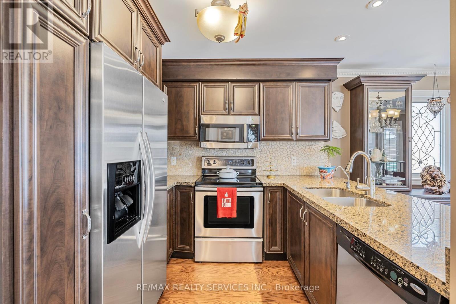 19 Livingston Drive, Caledon, Ontario  L7C 1A1 - Photo 14 - W12137531