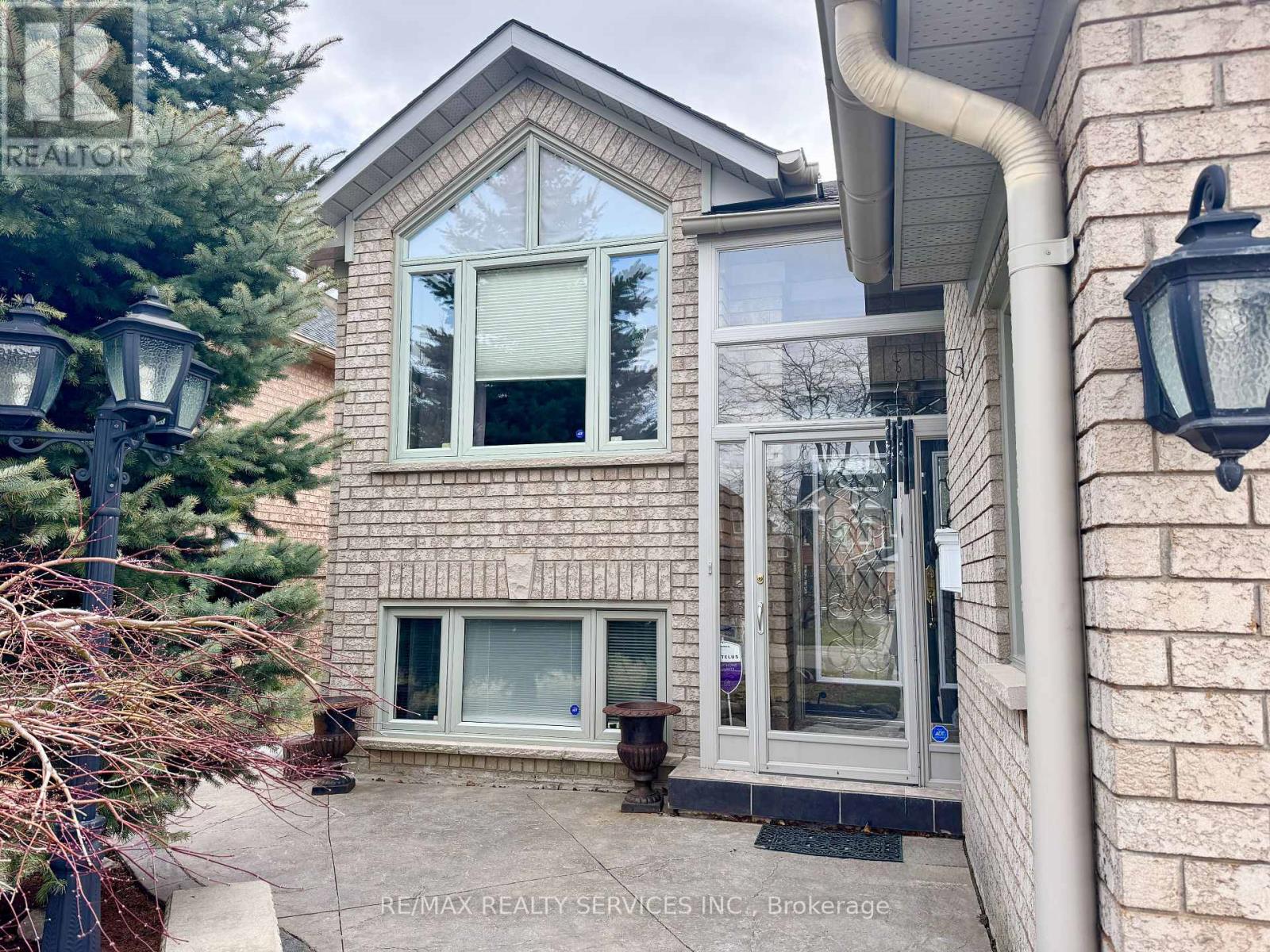 19 Livingston Drive, Caledon, Ontario  L7C 1A1 - Photo 2 - W12137531