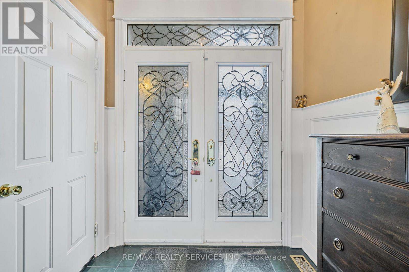 19 Livingston Drive, Caledon, Ontario  L7C 1A1 - Photo 3 - W12137531