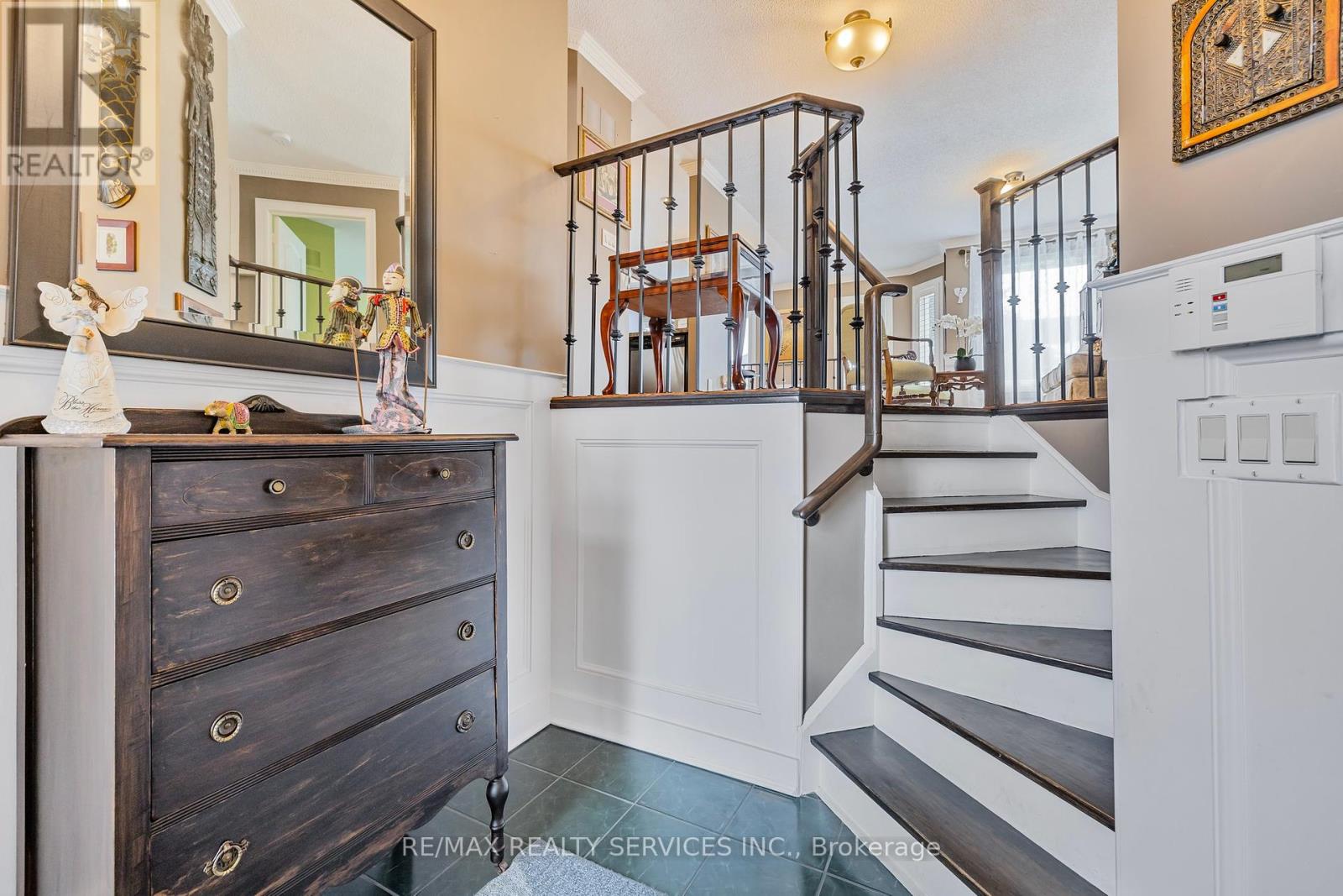 19 Livingston Drive, Caledon, Ontario  L7C 1A1 - Photo 4 - W12137531