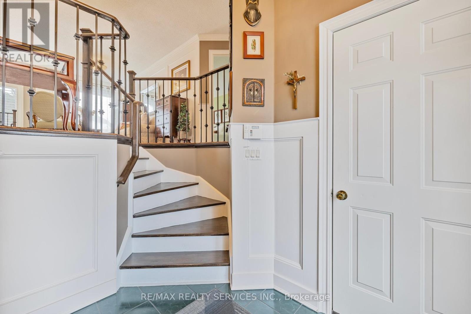 19 Livingston Drive, Caledon, Ontario  L7C 1A1 - Photo 5 - W12137531