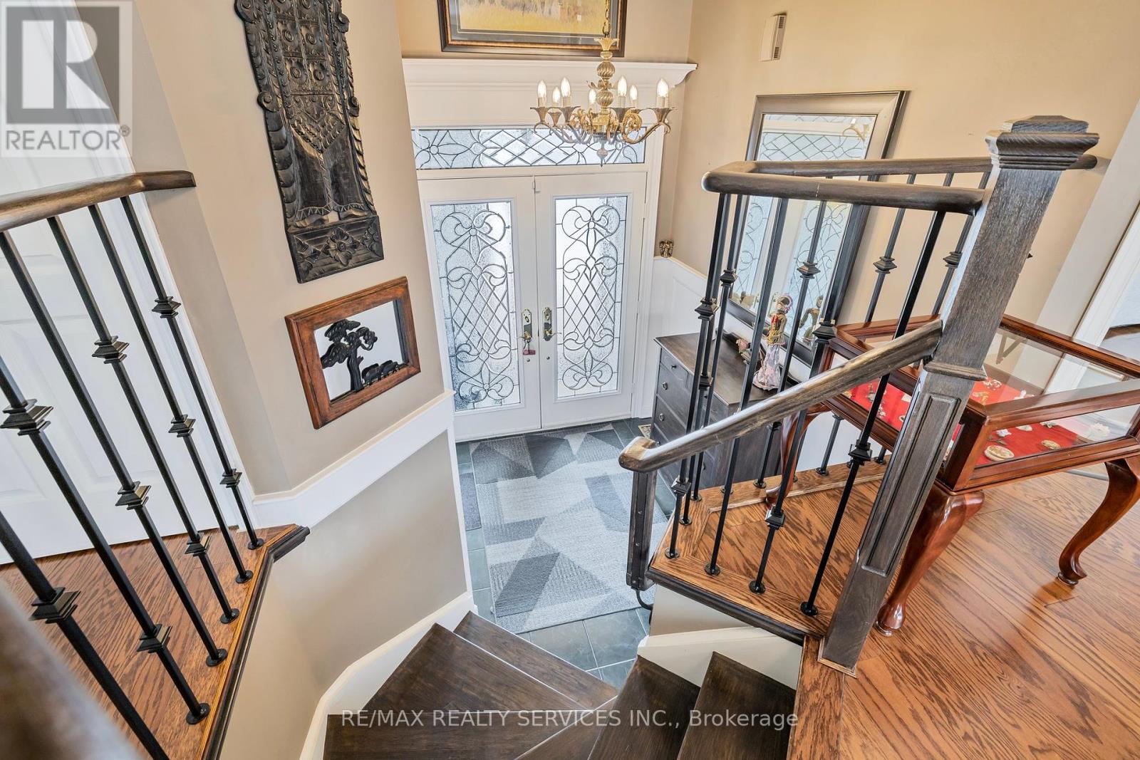 19 Livingston Drive, Caledon, Ontario  L7C 1A1 - Photo 6 - W12137531