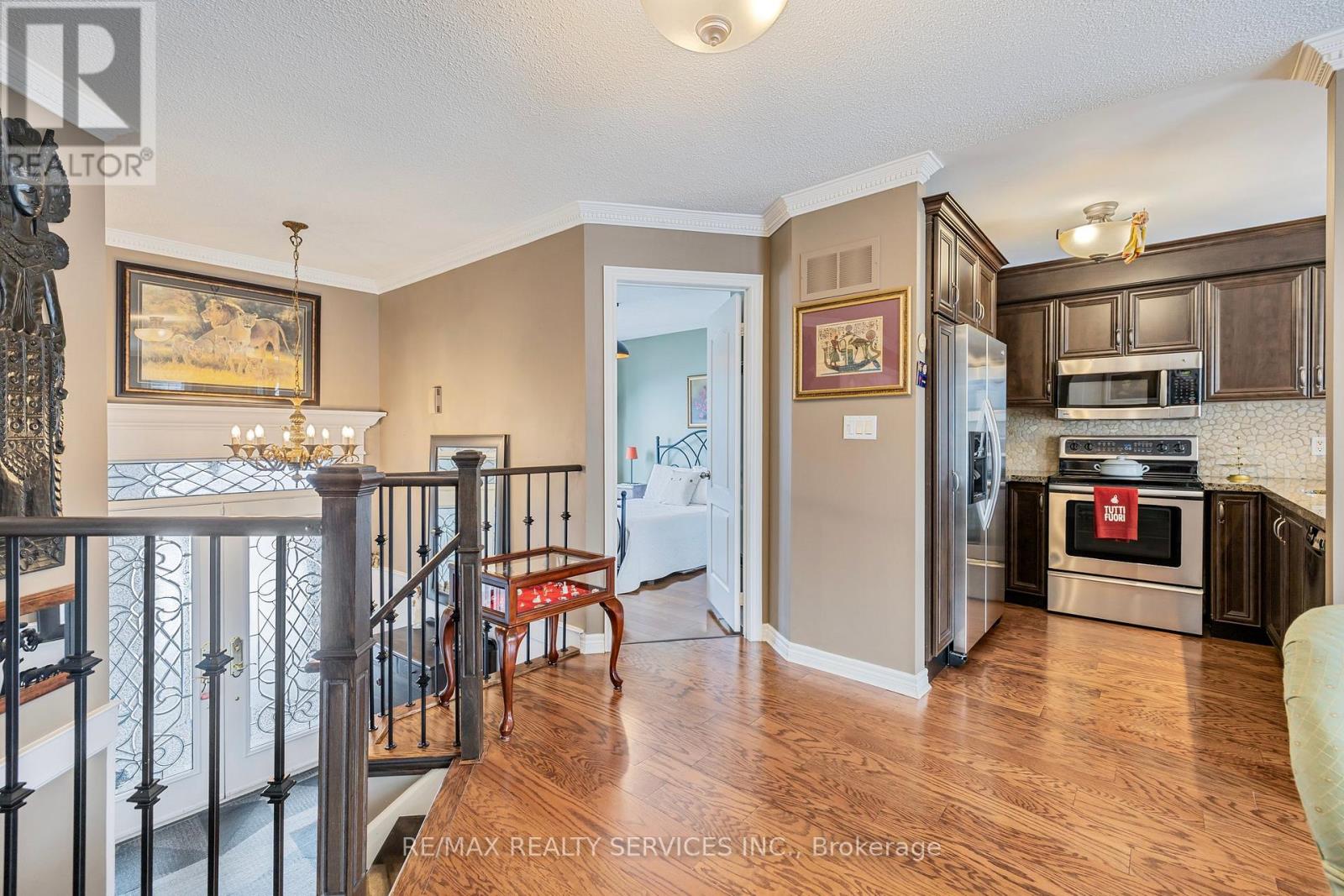 19 Livingston Drive, Caledon, Ontario  L7C 1A1 - Photo 8 - W12137531