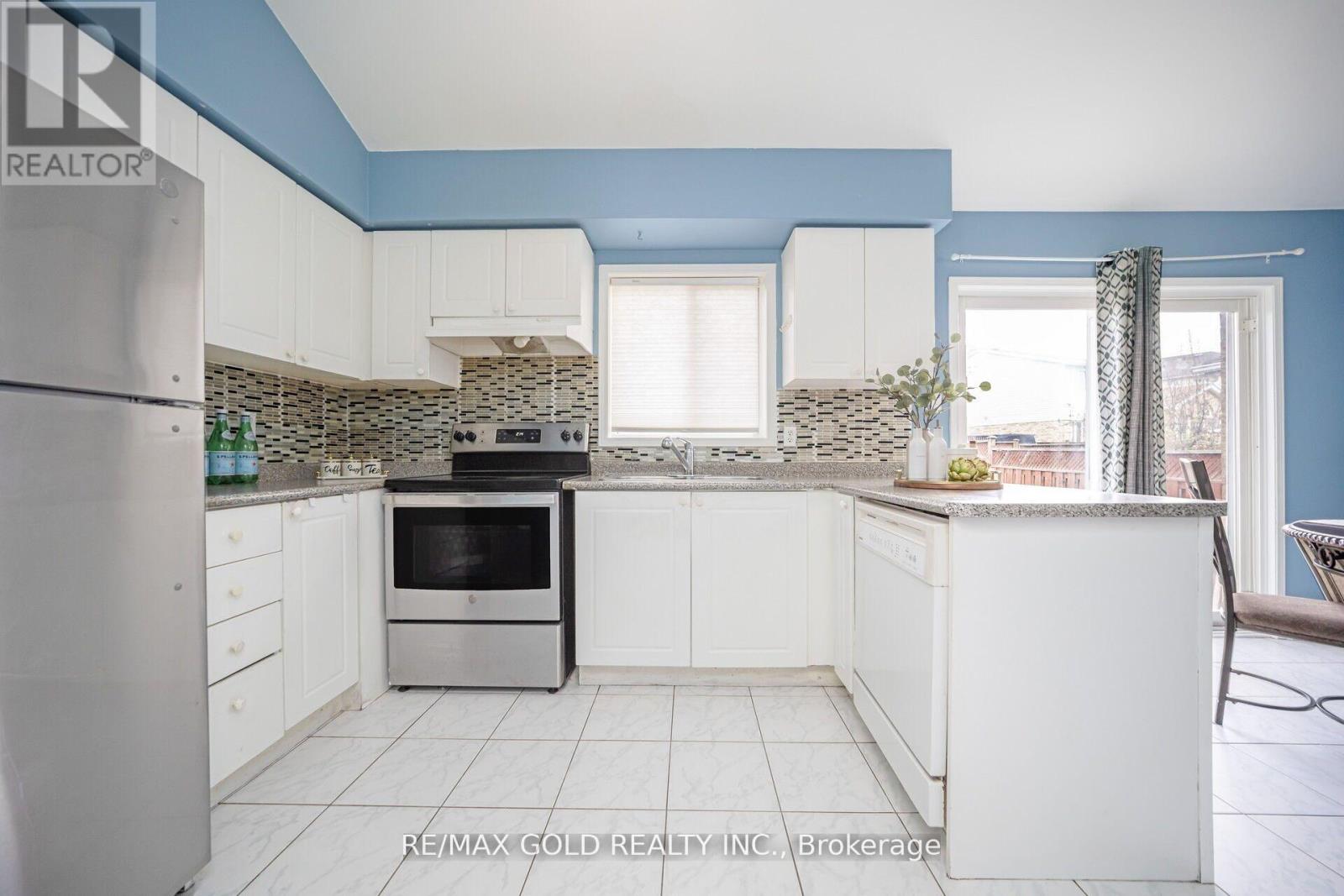 108 Black Forest Drive N, Brampton (Sandringham-Wellington), Ontario  L6R 2E6 - Photo 4 - W12137617