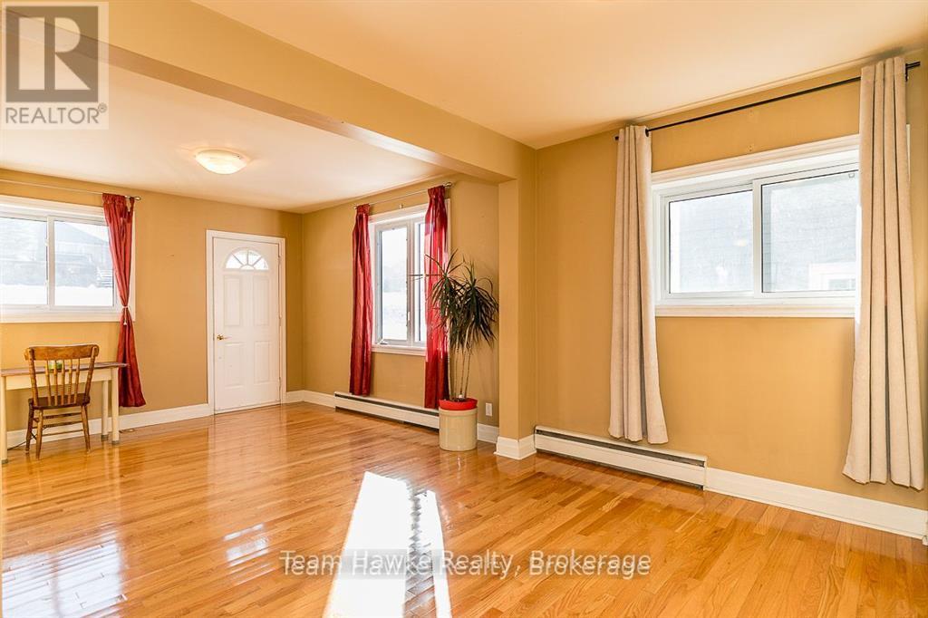 25 Robert Street W, Penetanguishene, Ontario  L9M 1N5 - Photo 9 - S12137876