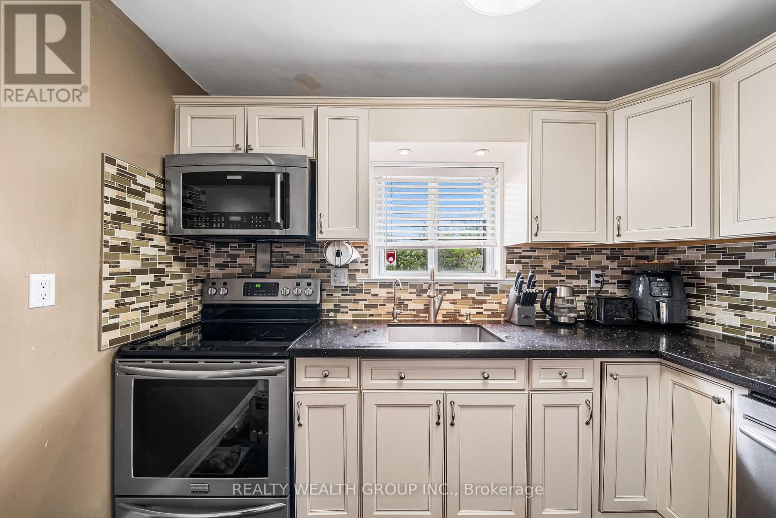 17 Haymarket Road, Toronto, Ontario  M3L 1H3 - Photo 11 - W12137455