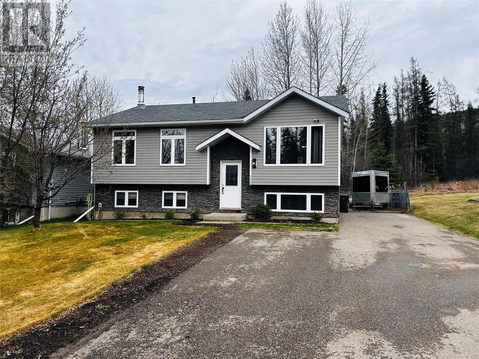 Property at 152 WAPITI Crescent image 4