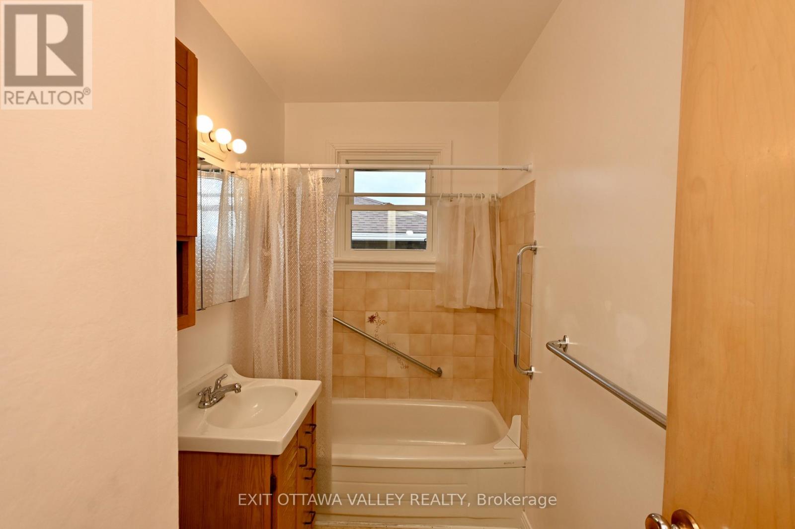 259 Patricia Avenue, Pembroke, Ontario  K8A 2B7 - Photo 20 - X12137973