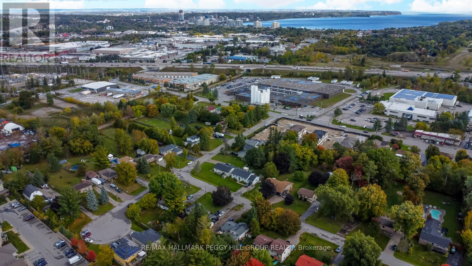 221 Phillips Street, Barrie, Ontario  L4N 3V2 - Photo 2 - S12137768