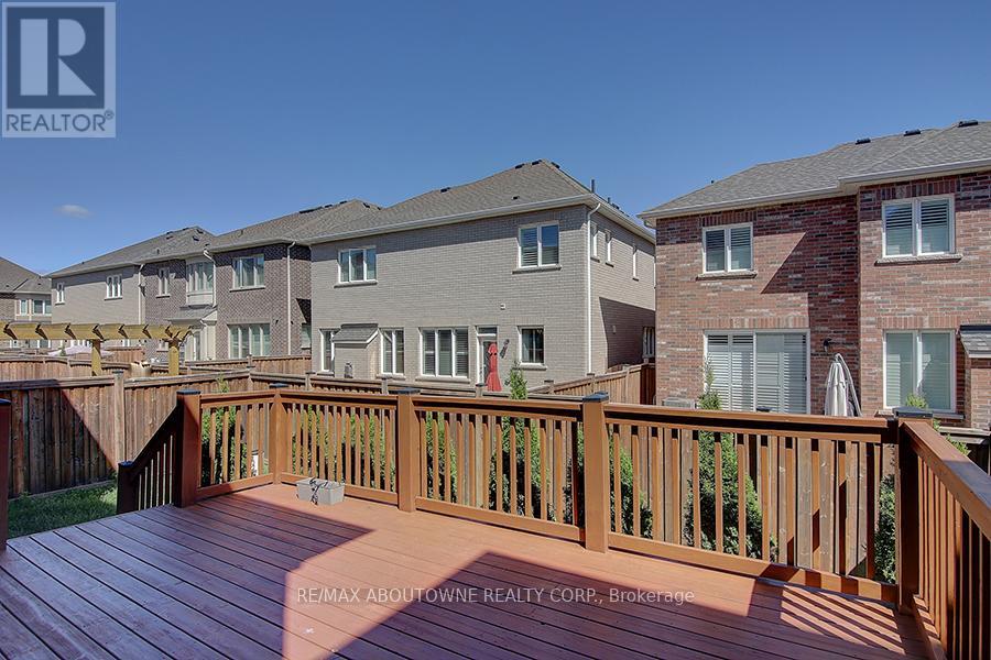 142 Mcwilliams Crescent, Oakville, Ontario  L6M 0W4 - Photo 4 - W12137717
