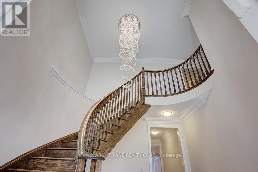 142 Mcwilliams Crescent, Oakville, Ontario  L6M 0W4 - Photo 5 - W12137717