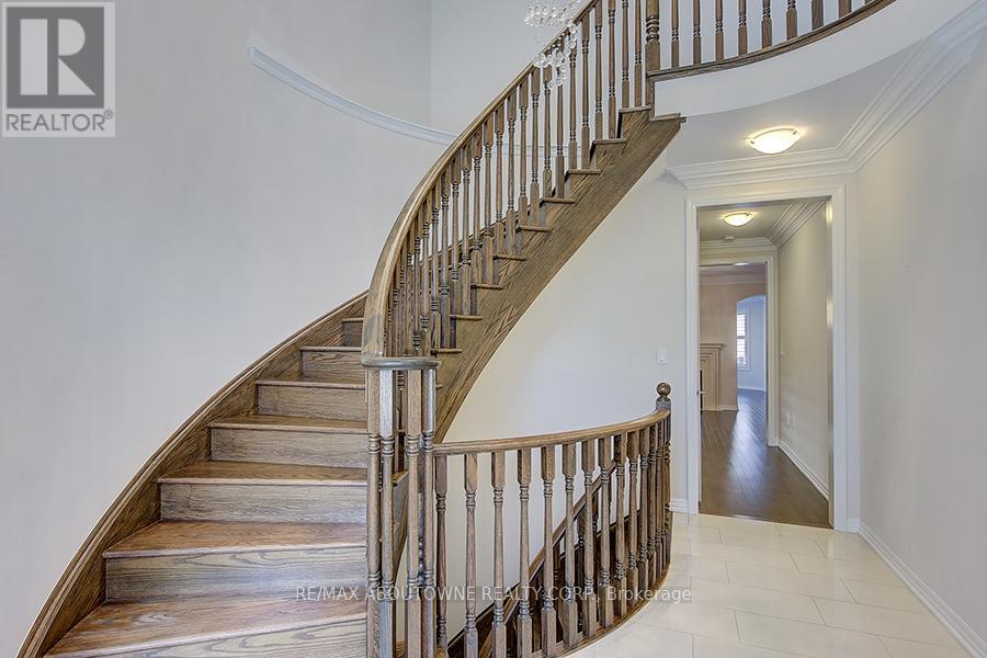 142 Mcwilliams Crescent, Oakville, Ontario  L6M 0W4 - Photo 6 - W12137717