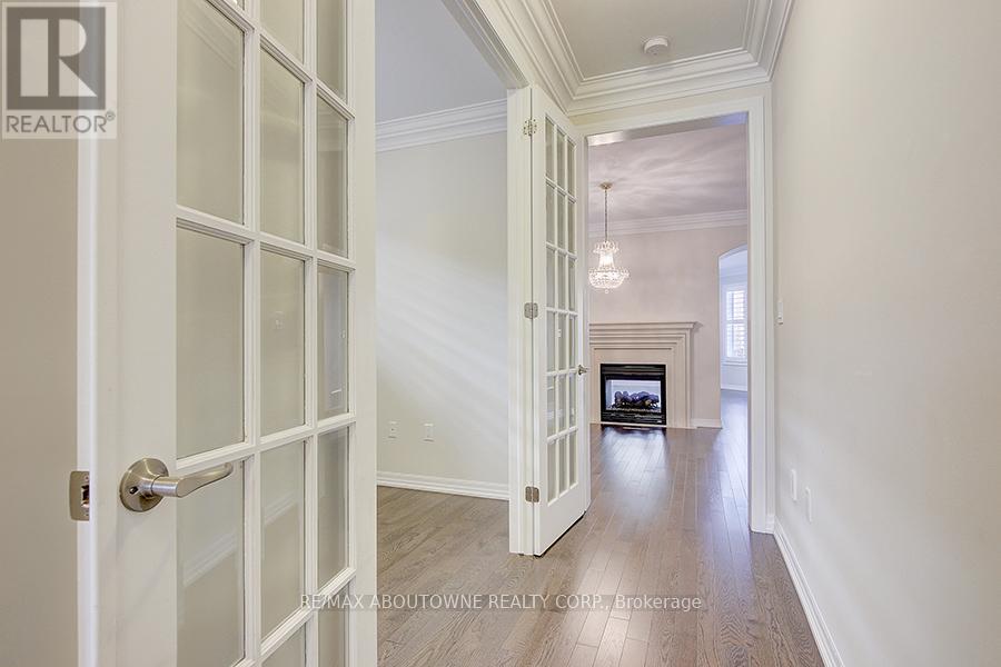 142 Mcwilliams Crescent, Oakville, Ontario  L6M 0W4 - Photo 8 - W12137717