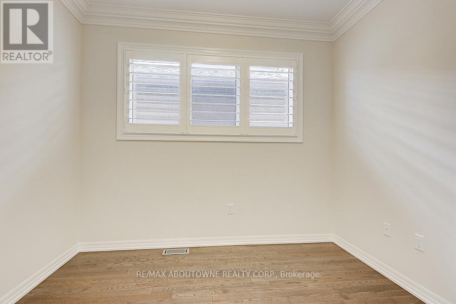 142 Mcwilliams Crescent, Oakville, Ontario  L6M 0W4 - Photo 9 - W12137717