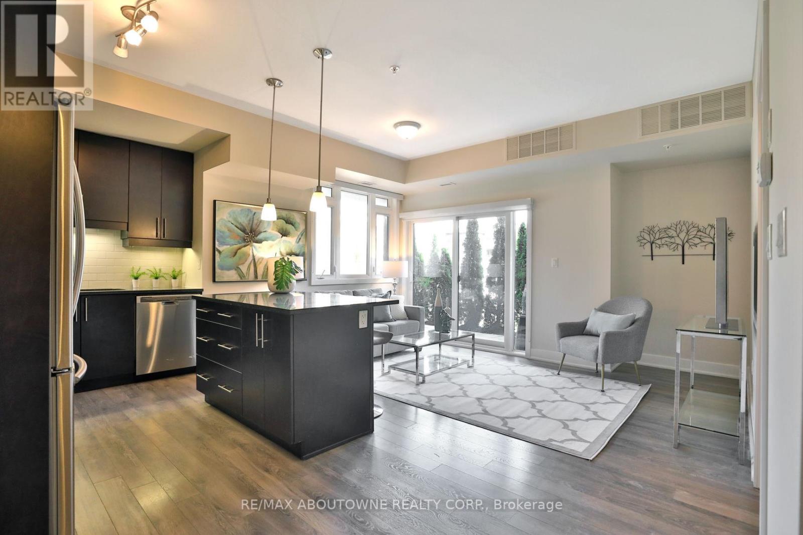 103 - 128 Garden Drive, Oakville (Co Central), Ontario  L6K 0H7 - Photo 11 - W12137742