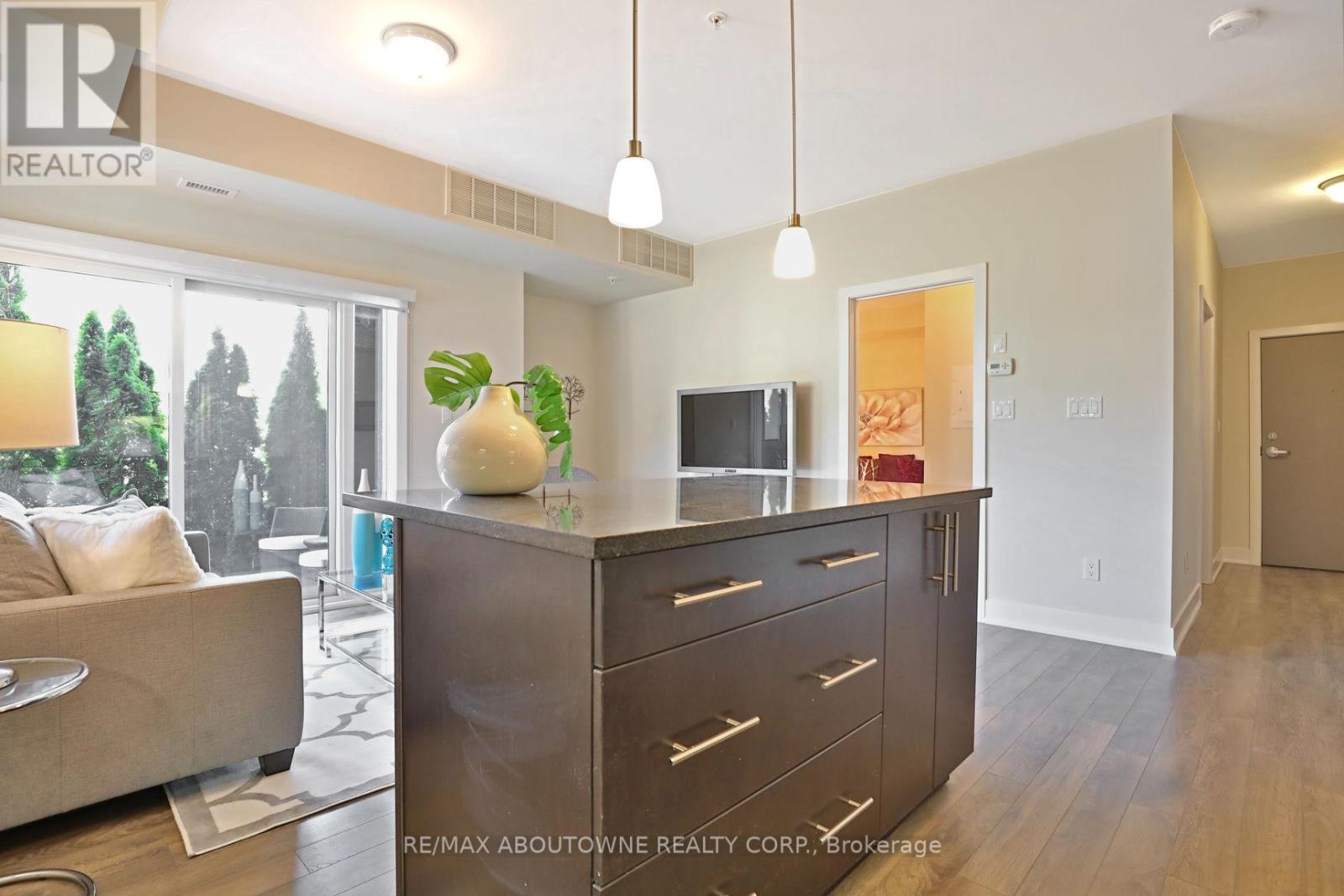 103 - 128 Garden Drive, Oakville (Co Central), Ontario  L6K 0H7 - Photo 14 - W12137742