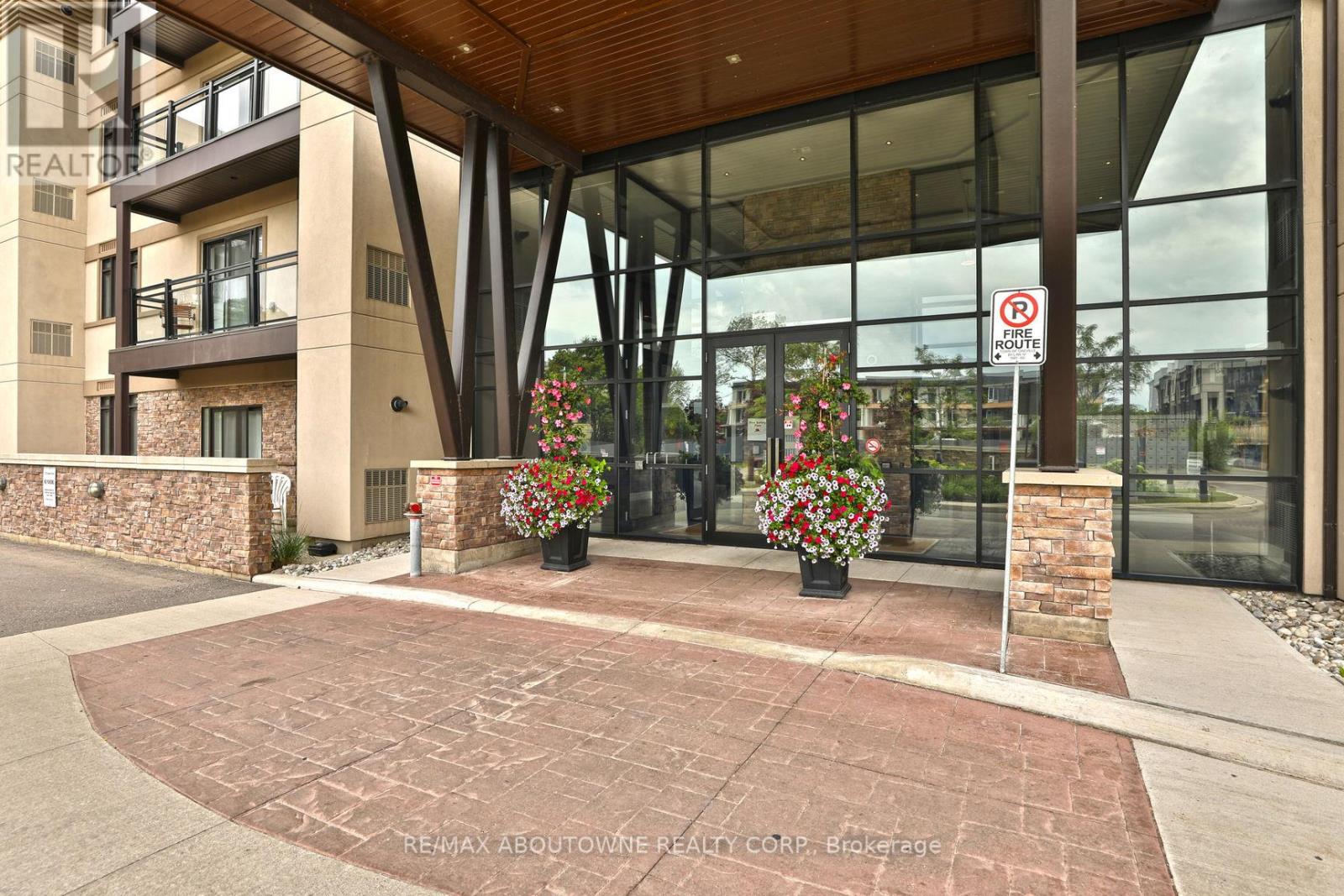 103 - 128 Garden Drive, Oakville (Co Central), Ontario  L6K 0H7 - Photo 4 - W12137742