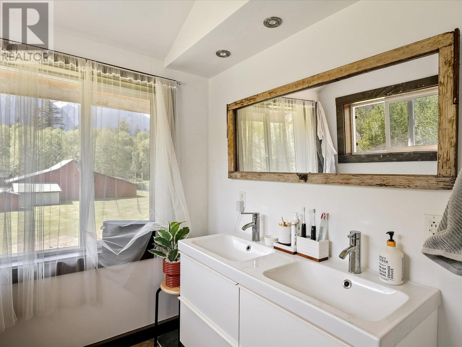 540 Doghaven Lane, Squamish, British Columbia  V0N 1T0 - Photo 30 - R3000876
