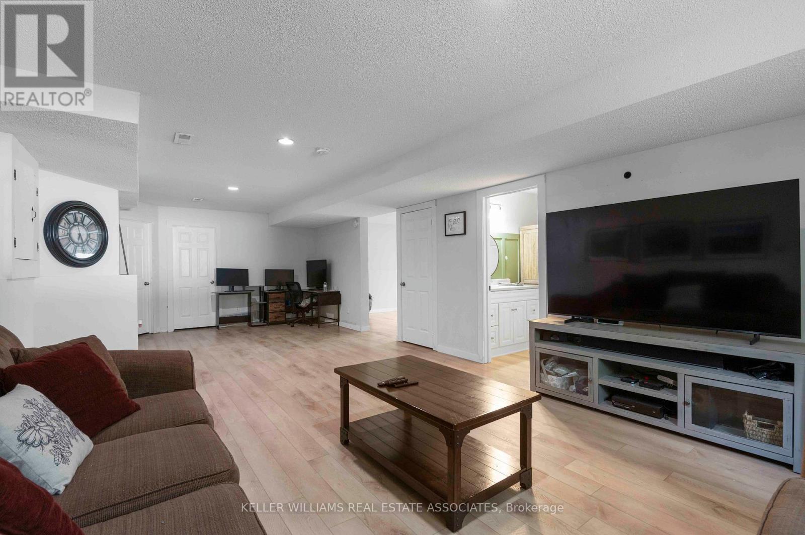 2554 Creemore Avenue, Clearview, Ontario  L0M 1N0 - Photo 17 - S12137838