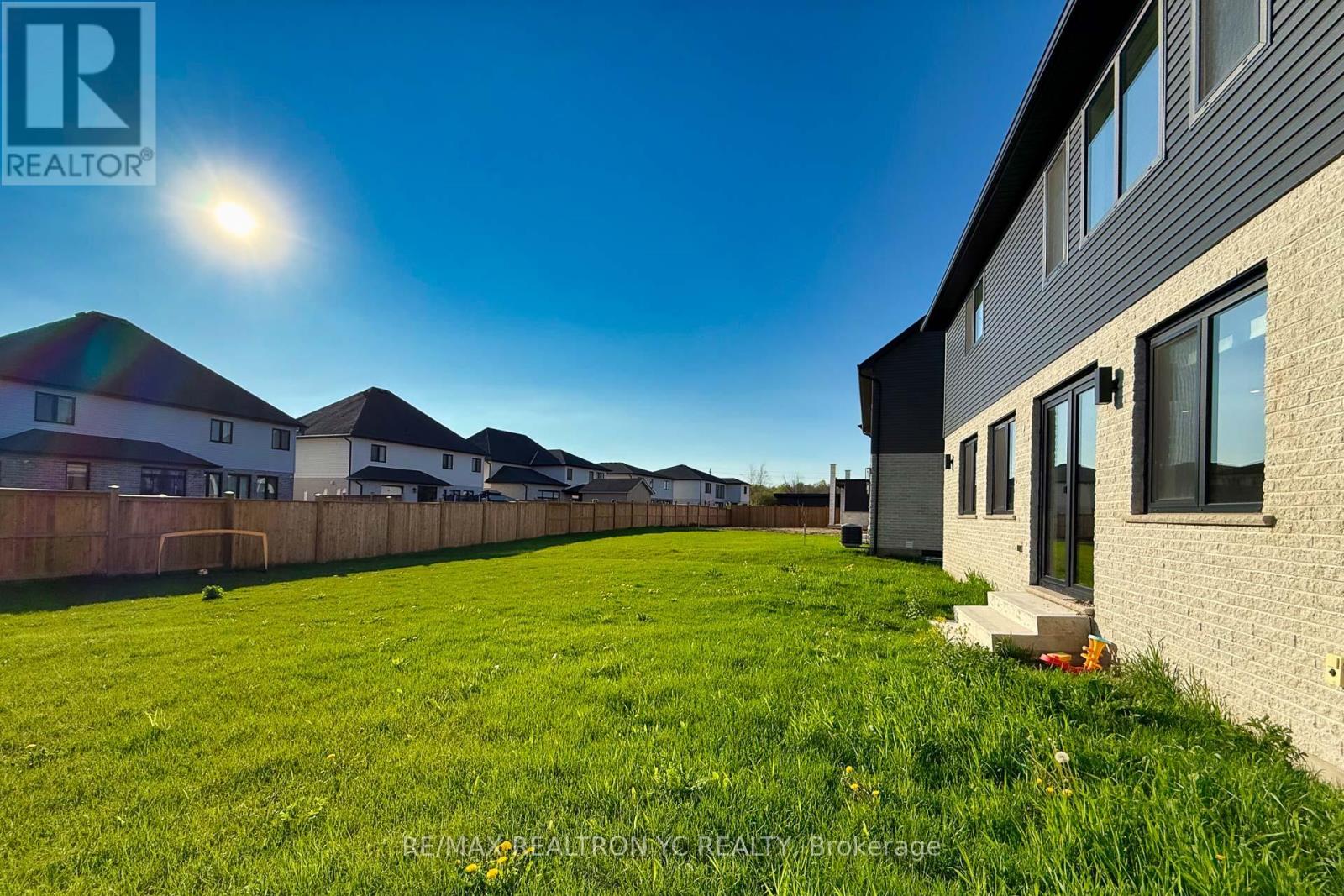 7250 Silver Creek Circle, London South (South V), Ontario  N6P 0G9 - Photo 38 - X12136930