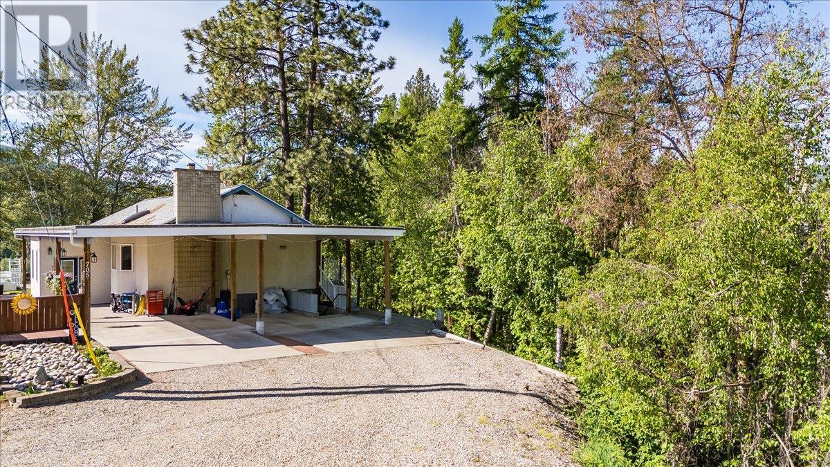 705 8th Avenue, Montrose, British Columbia  V0G 1P0 - Photo 2 - 10336413