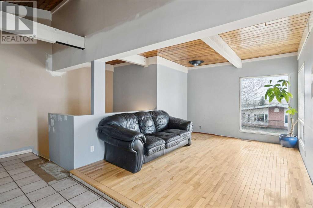 705 Tavender Road Nw, Calgary, Alberta  T2K 3M5 - Photo 3 - A2210830