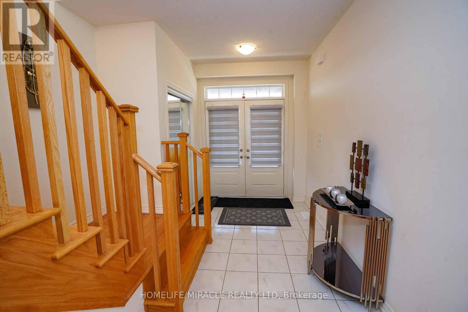 35 Sail Road, Brampton, Ontario  L7A 4W7 - Photo 4 - W12114260