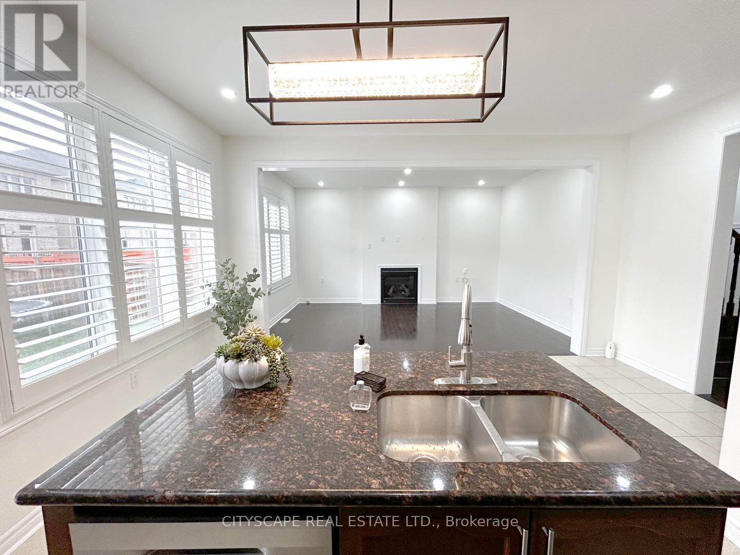 30 Newhouse Boulevard, Caledon, Ontario  L7C 4A1 - Photo 10 - W12136981