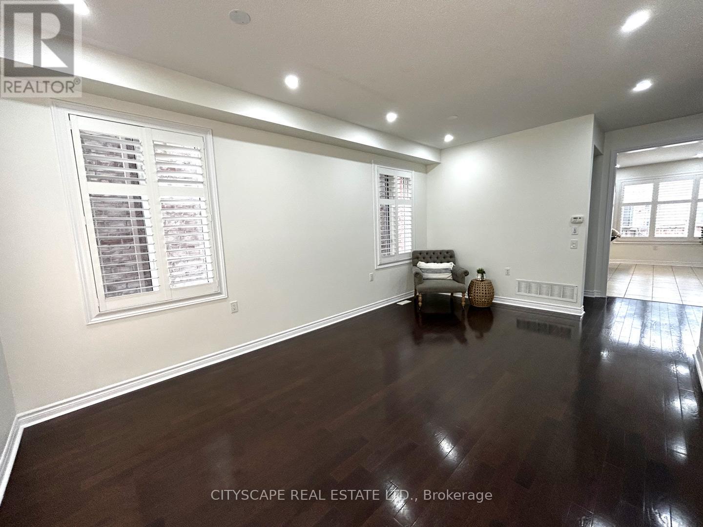 30 Newhouse Boulevard, Caledon, Ontario  L7C 4A1 - Photo 5 - W12136981
