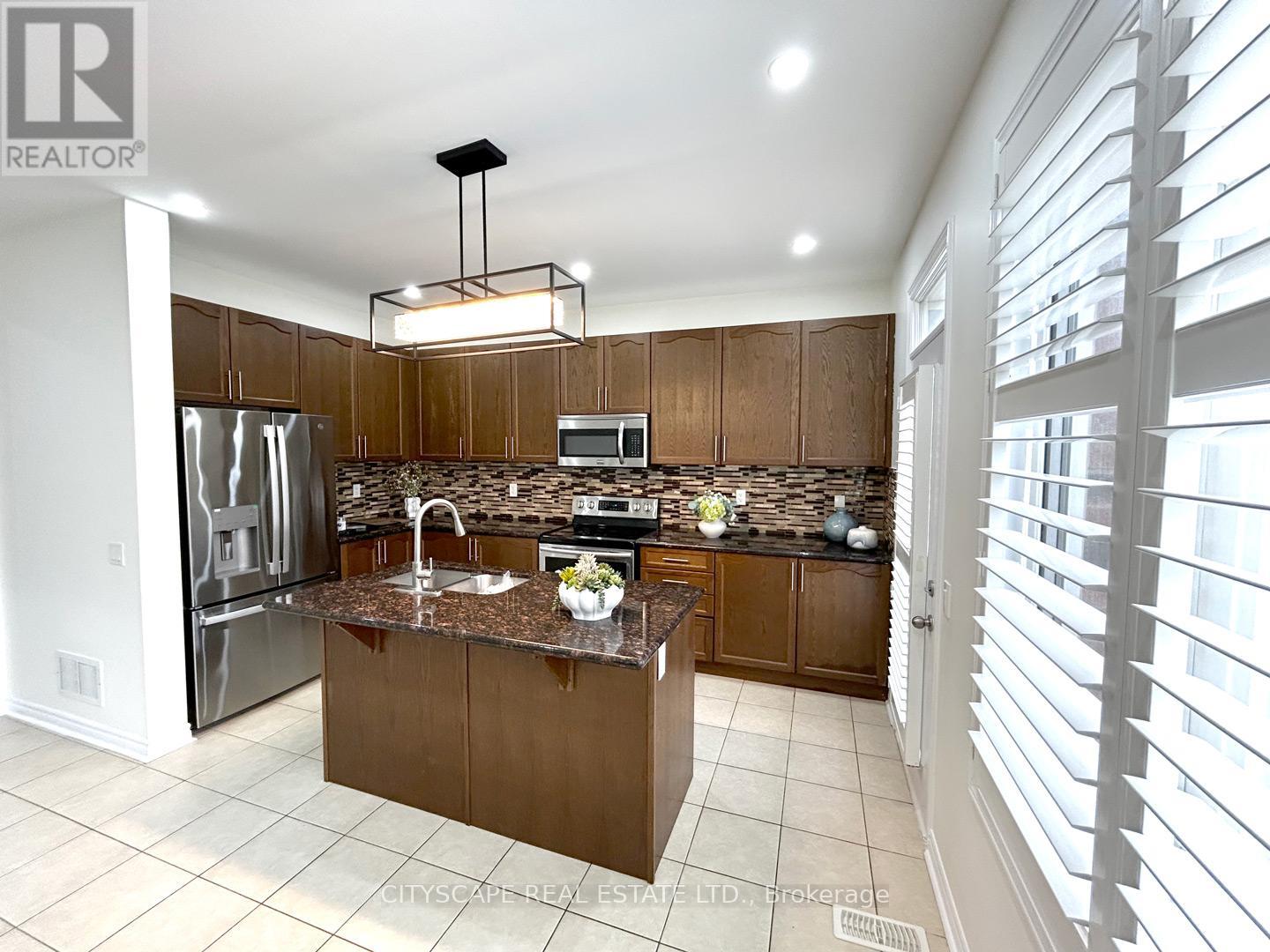 30 Newhouse Boulevard, Caledon, Ontario  L7C 4A1 - Photo 8 - W12136981