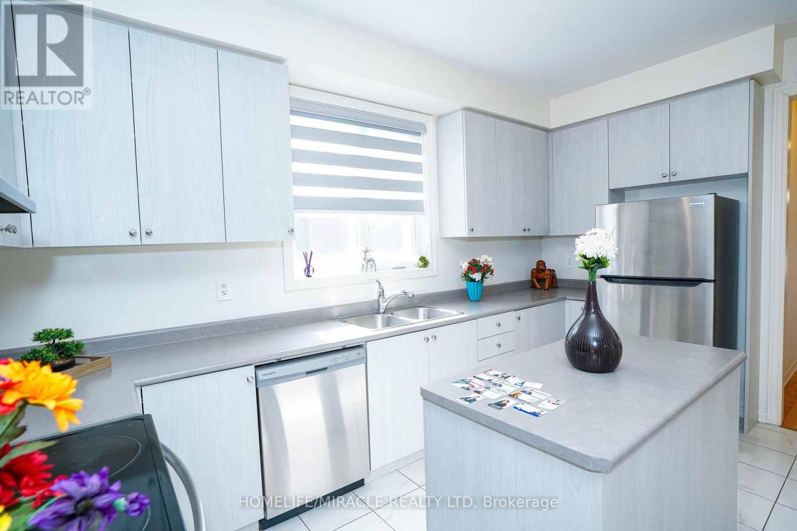 35 Sail Road, Brampton, Ontario  L7A 4W7 - Photo 11 - W12114260