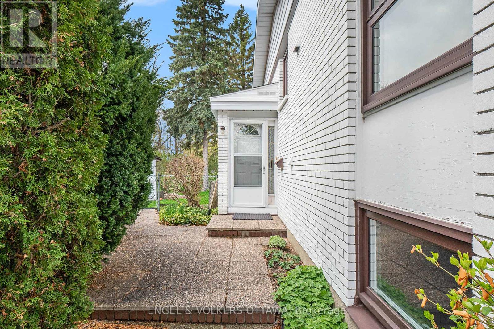 1805 Applegrove Court, Ottawa, Ontario  K1J 6S4 - Photo 3 - X12138146