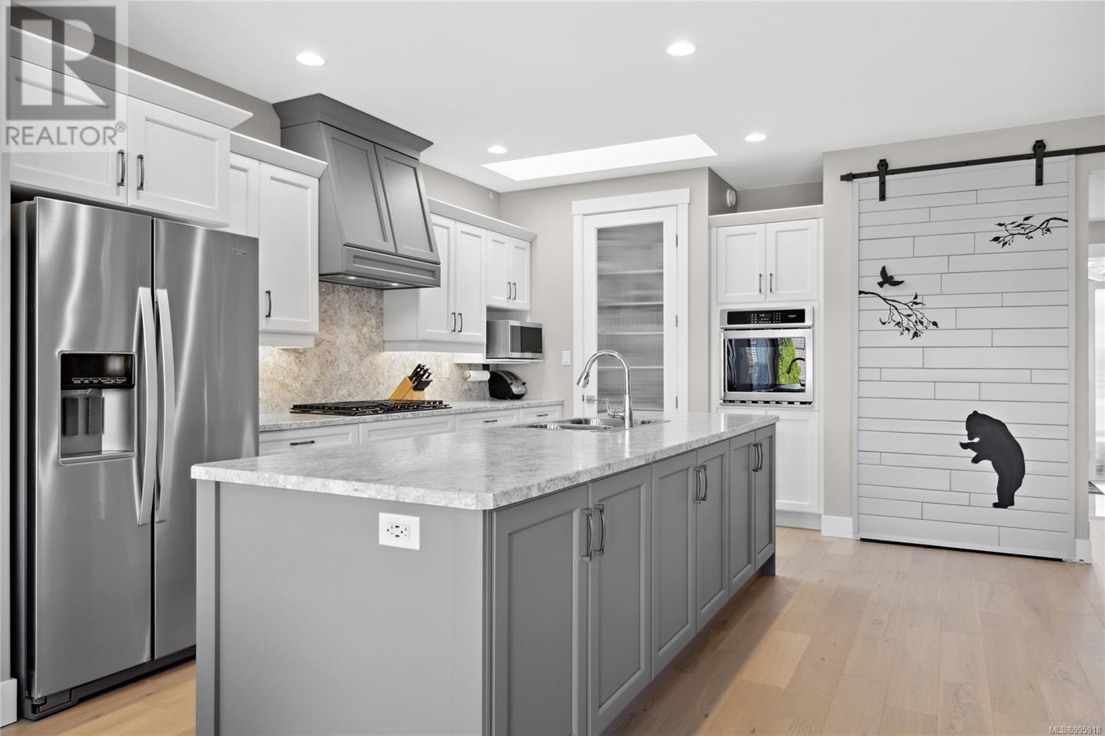 Property at 983 Brookfield Cres image 4