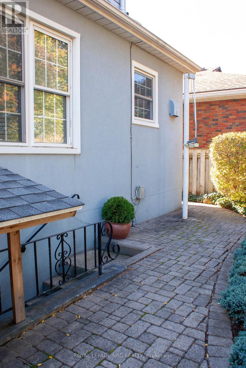 Property at 553 CARLTON STREET image 3