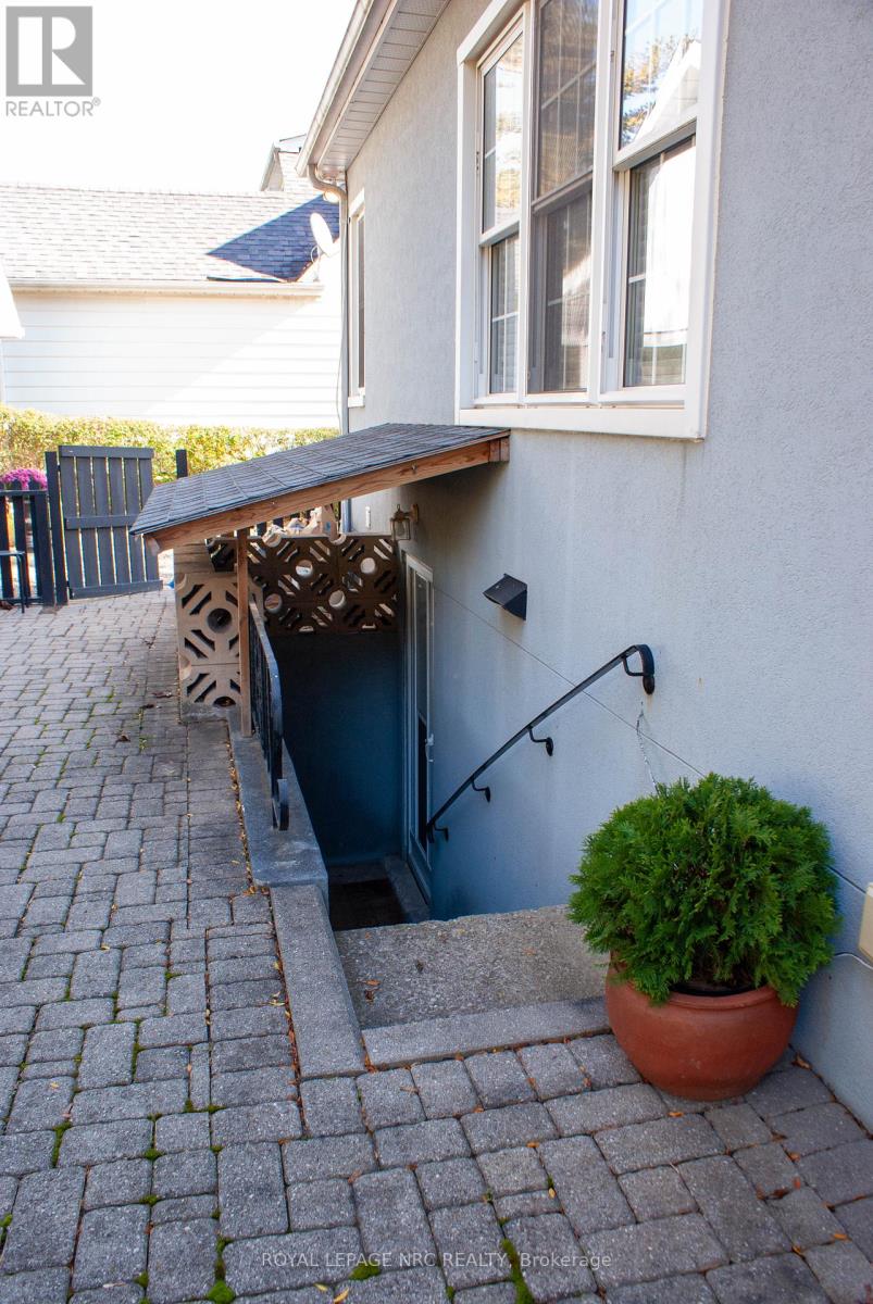 Property at 553 CARLTON STREET image 4