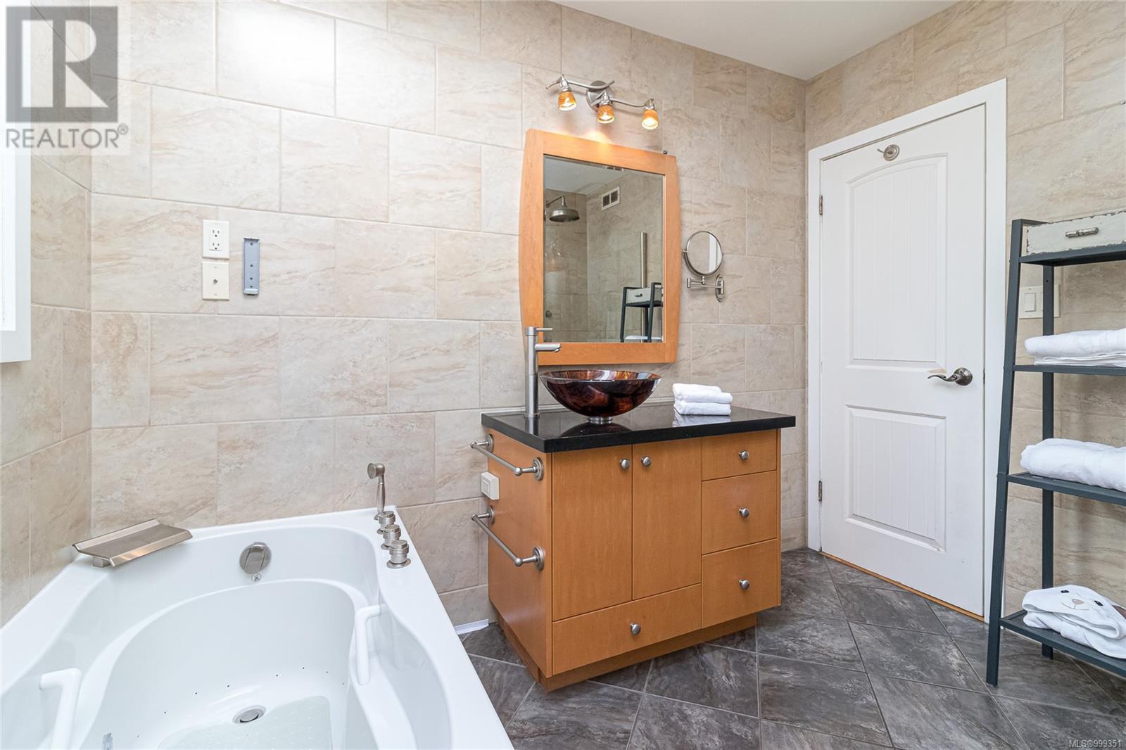 3872 Carey Rd, Saanich, British Columbia  V8Z 4C7 - Photo 25 - 999351