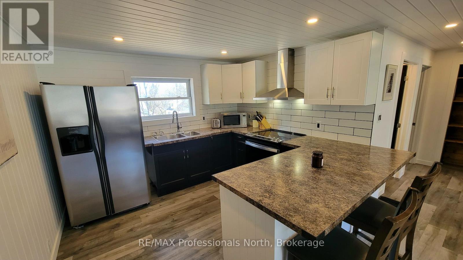 6 Rogers Road, Huntsville, Ontario  P1H 1T1 - Photo 5 - X12138290